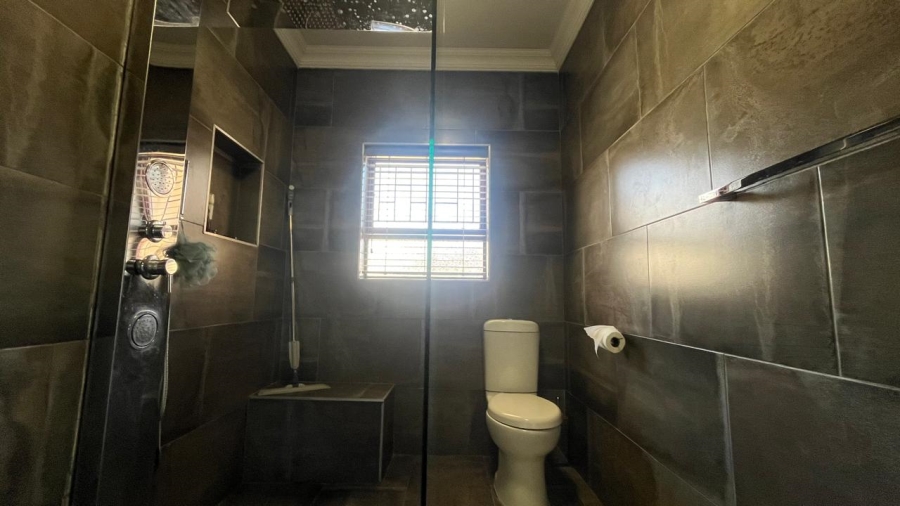 5 Bedroom Property for Sale in Wavecrest Eastern Cape